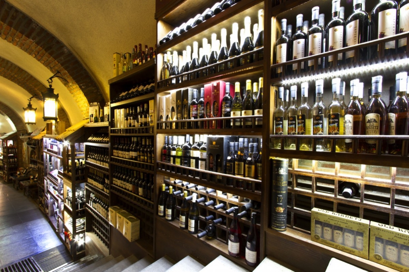 bar-OLLIOULES-min_world_street_travel_shop_canon_georgia_wine_bottles-429767
